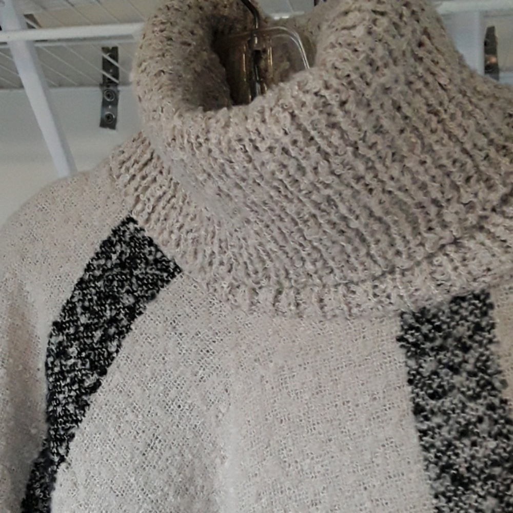 LAST 1🔥 BEAUTIFUL BEIGE TURTLENECK PONCHO - Picture 5 of 7